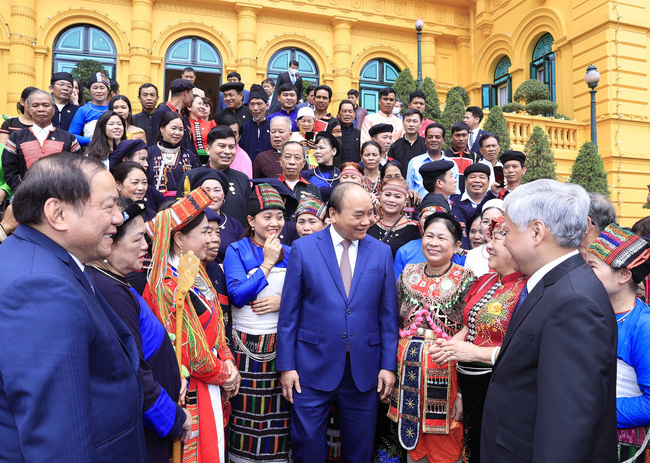 国家主席阮春福会见模范村长和少数民族艺人代表